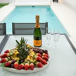 Deluxe La Marina *