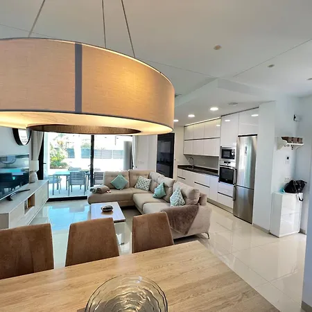 Deluxe La Marina Villa *