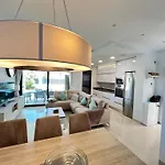 Deluxe La Marina Villa *