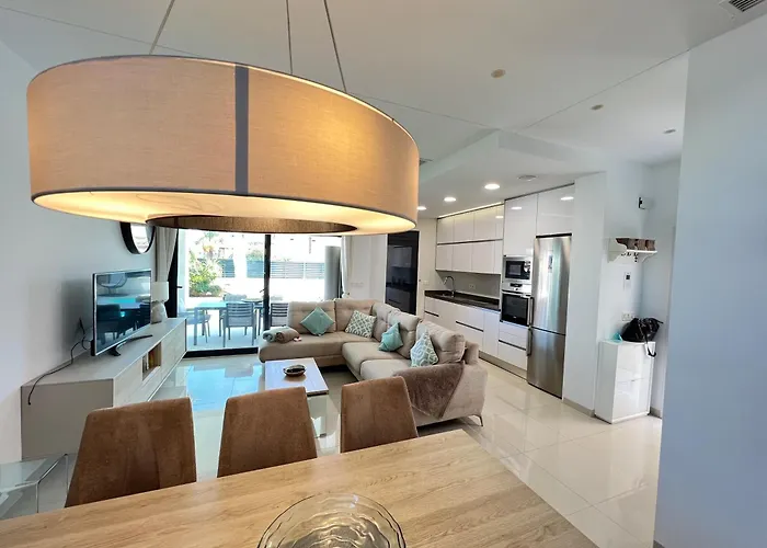 Deluxe La Marina Villa *