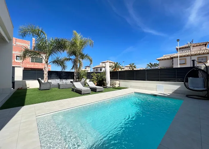 Deluxe La Marina Villa *